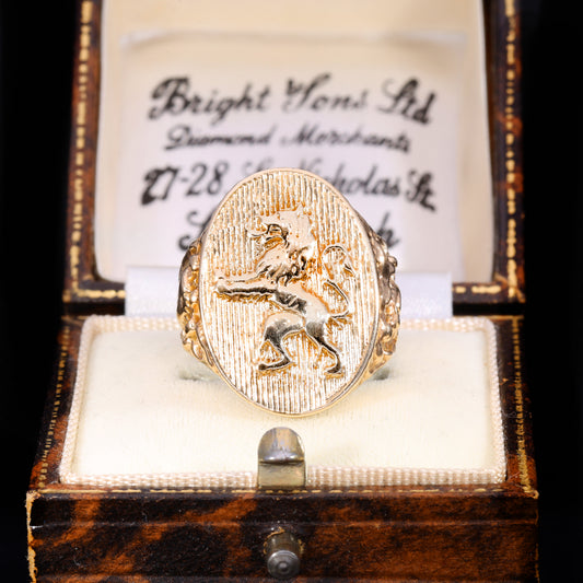 The Vintage 10.29g 9ct Gold Rampant Lion Patterned Signet Ring