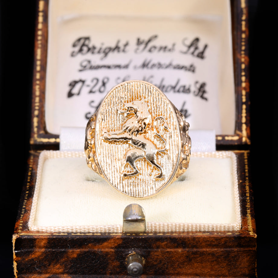 The Vintage 10.29g 9ct Gold Rampant Lion Patterned Signet Ring