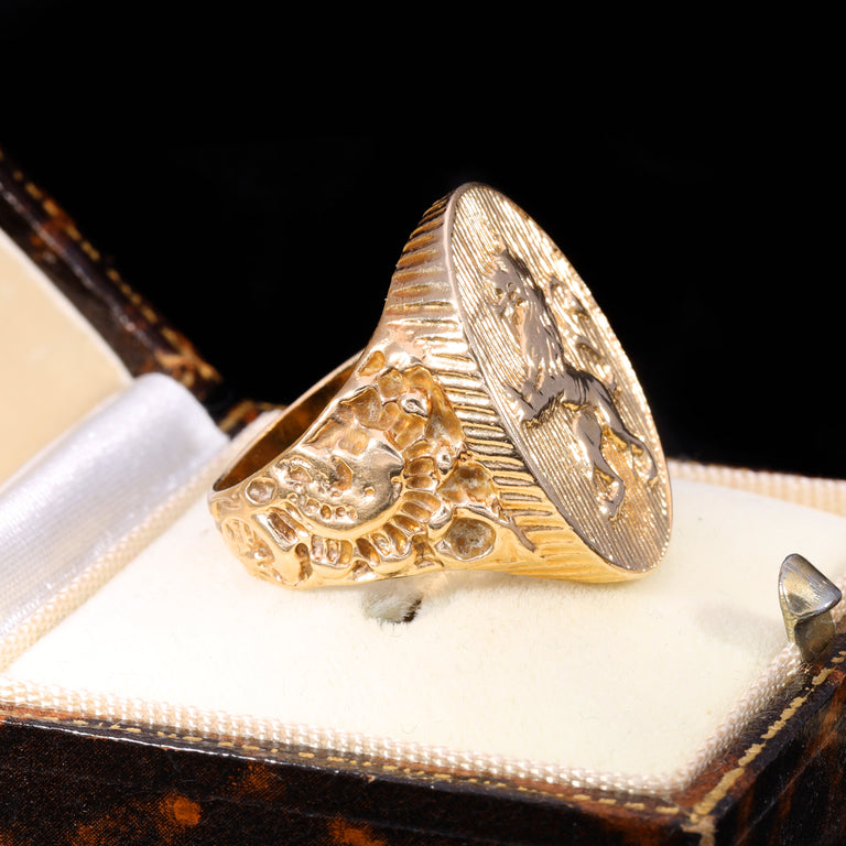 The Vintage 10.29g 9ct Gold Rampant Lion Patterned Signet Ring