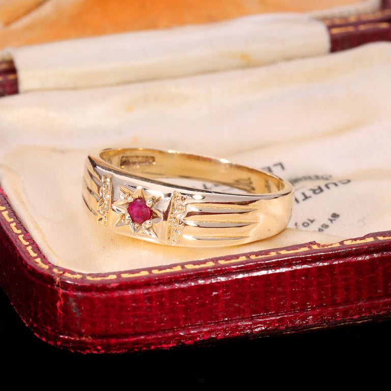 The Vintage 9ct Gold Star Set Ruby Patterned Ring