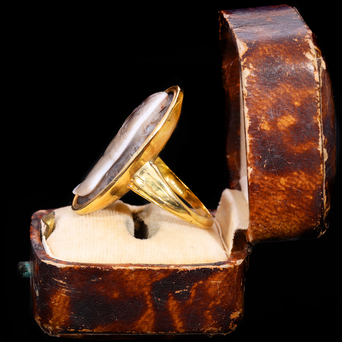 Side profile of 17th–18th century sardonyx cameo ring in yellow gold setting
