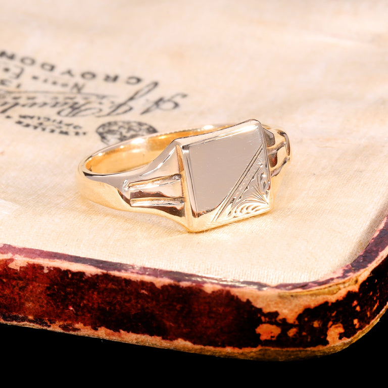The Antique Edwardian 1901 9ct Gold Square Lined Shoulder Signet Ring