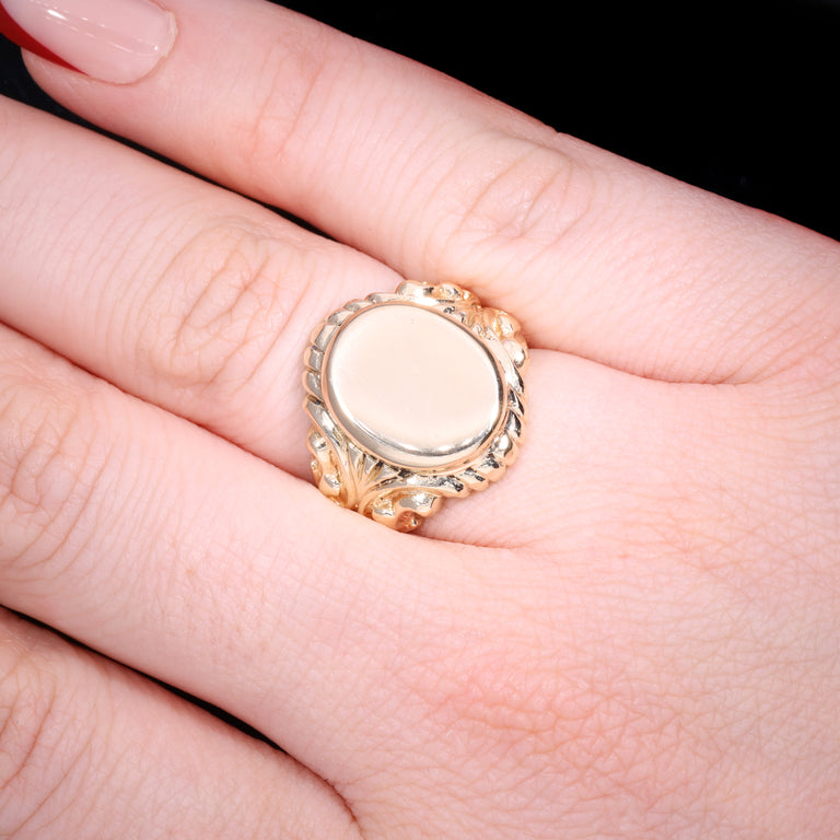 The Vintage 1953 9ct Gold Scrolled Shoulder Signet Ring