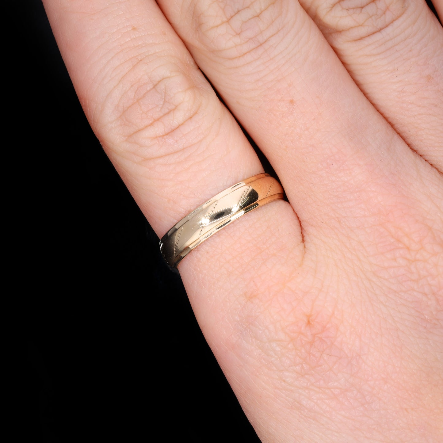 The Vintage 9ct Gold Lined Edge Patterned Wedding Ring