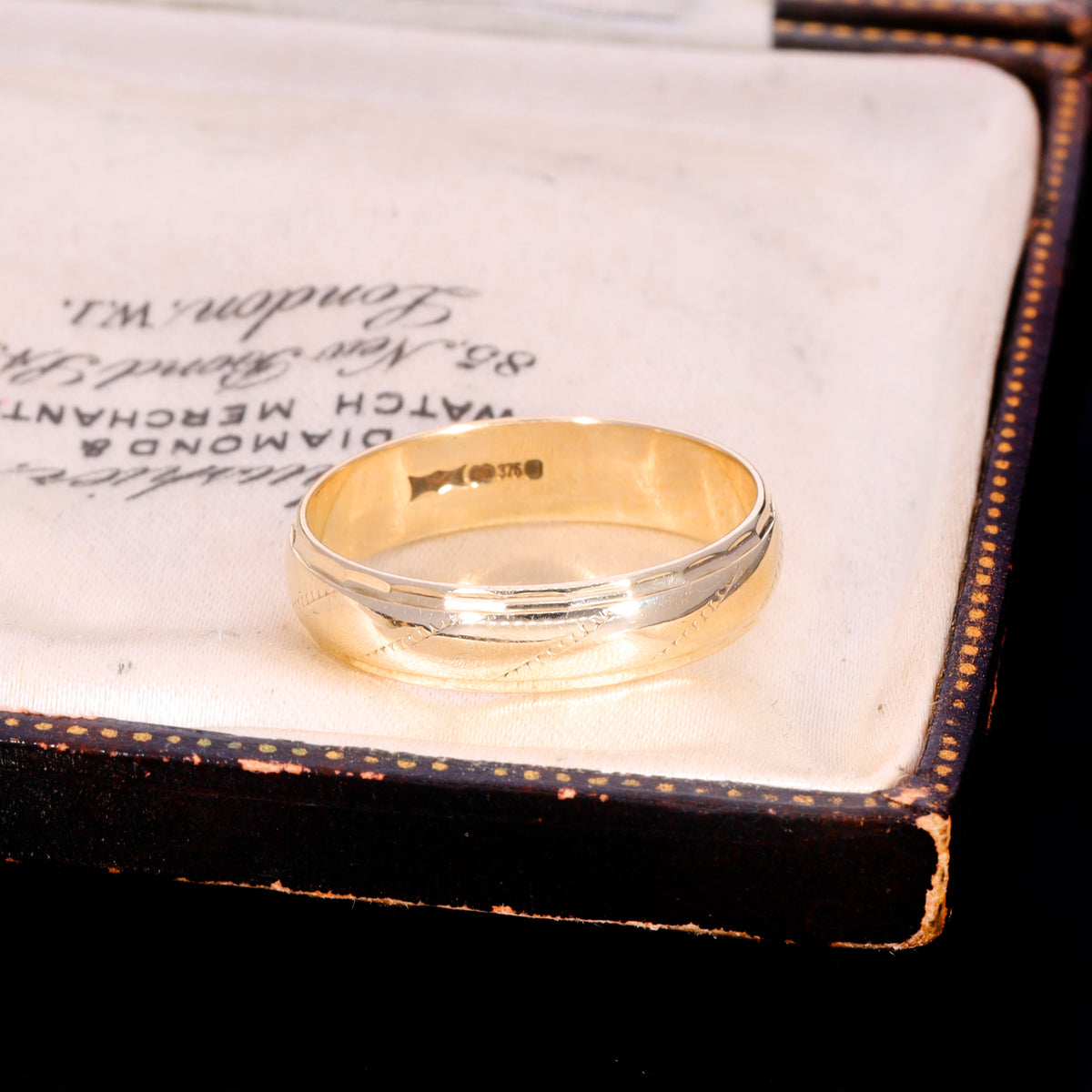The Vintage 9ct Gold Lined Edge Patterned Wedding Ring