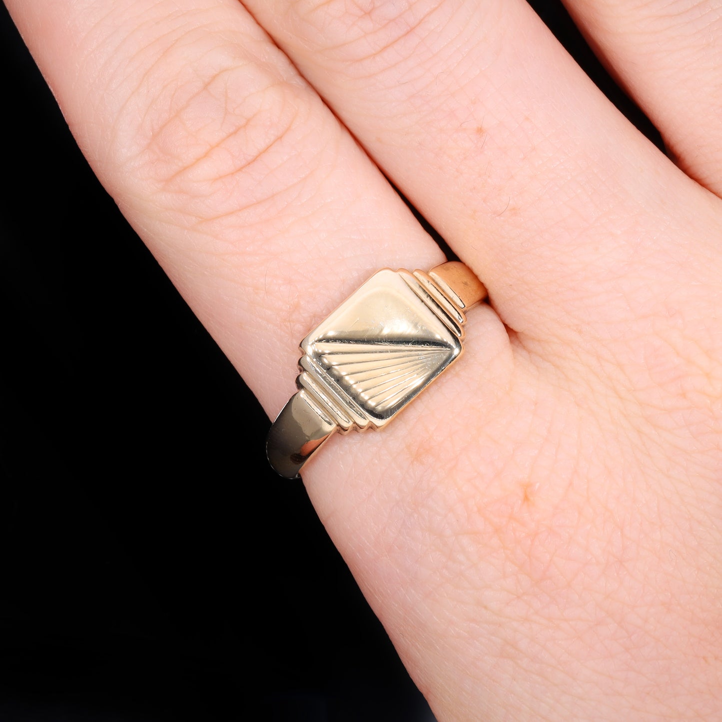 The Vintage 9ct Gold Step Shoulder Square Signet Ring