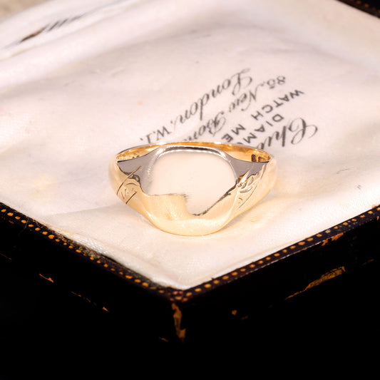 The Vintage 1971 9ct Gold Engraved Shoulder Signet Ring