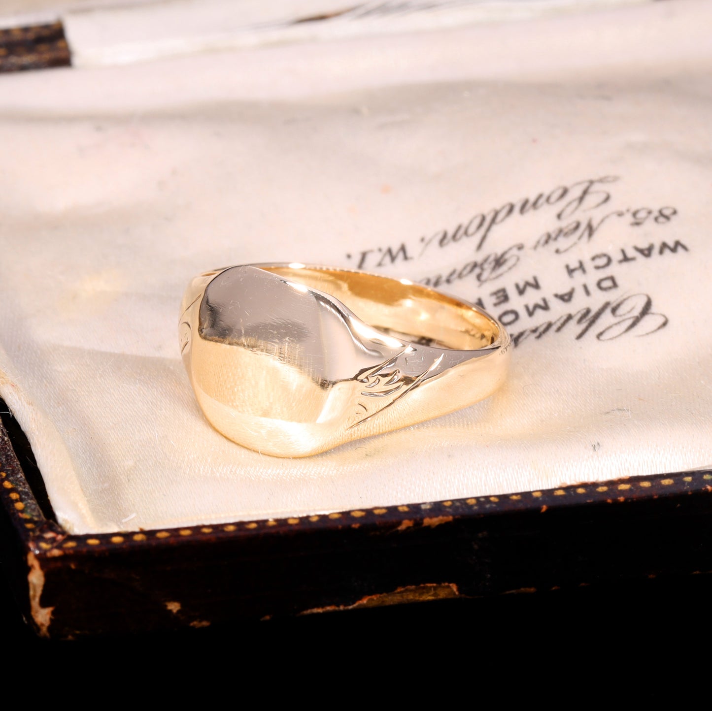 The Vintage 1971 9ct Gold Engraved Shoulder Signet Ring
