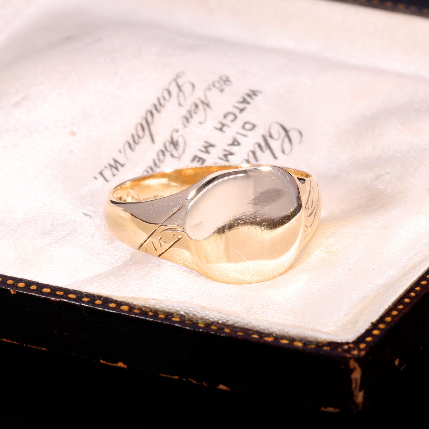 The Vintage 1971 9ct Gold Engraved Shoulder Signet Ring
