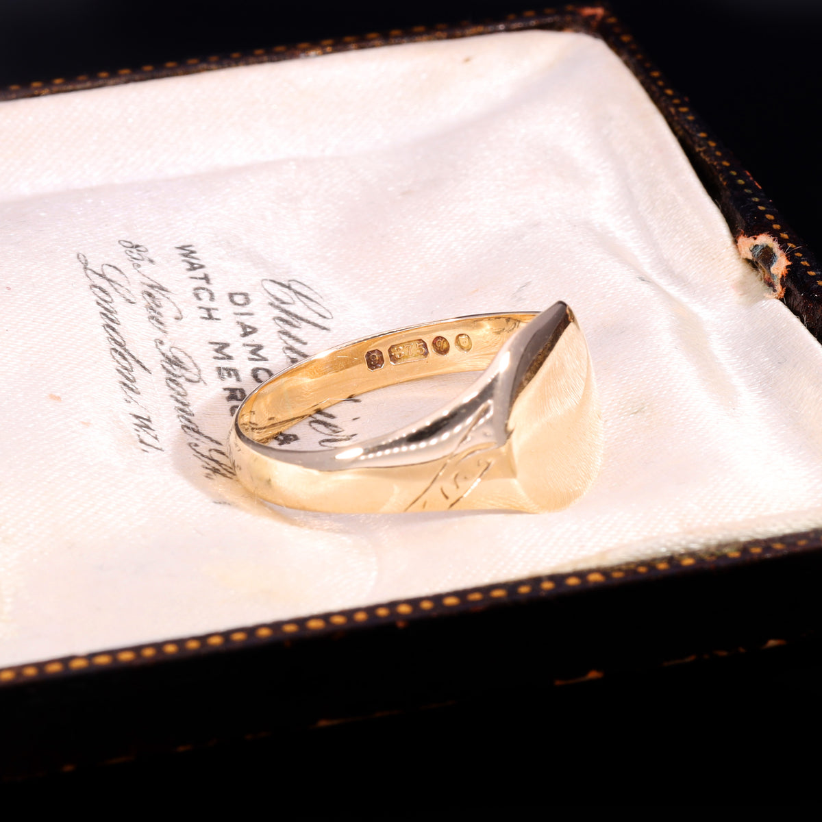 The Vintage 1971 9ct Gold Engraved Shoulder Signet Ring