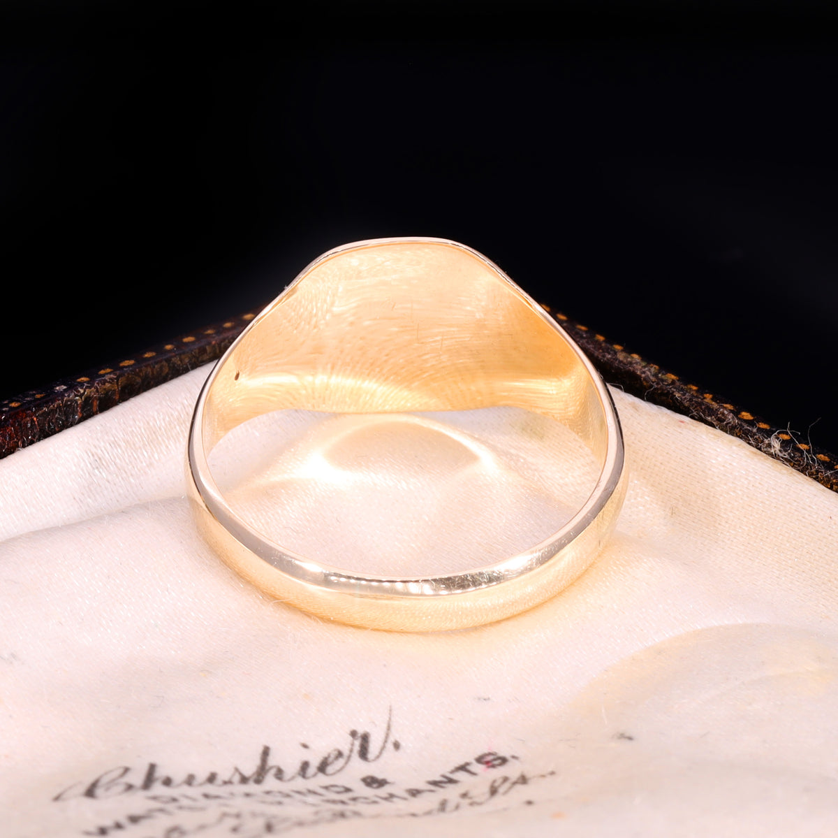 The Vintage 1971 9ct Gold Engraved Shoulder Signet Ring
