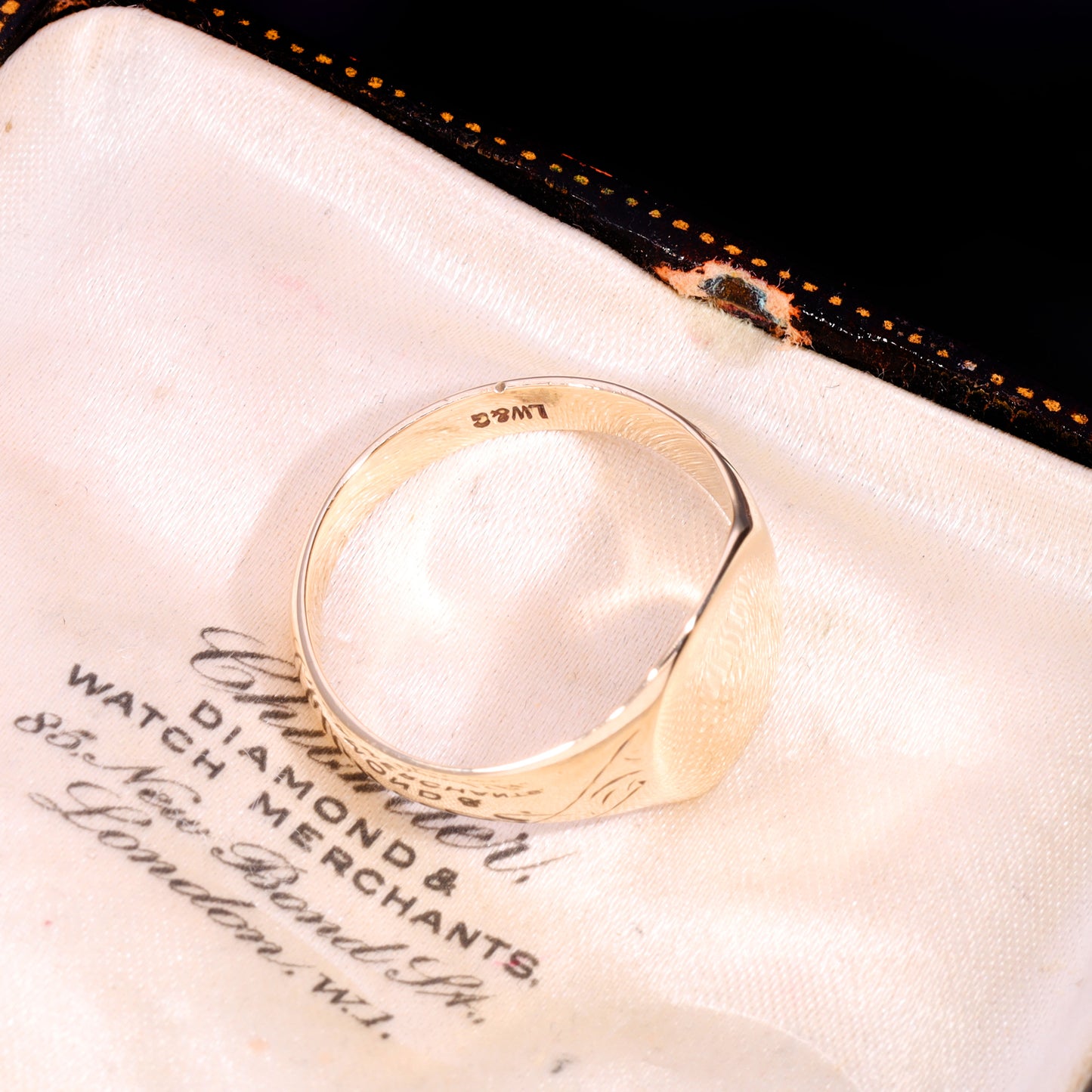 The Vintage 1971 9ct Gold Engraved Shoulder Signet Ring
