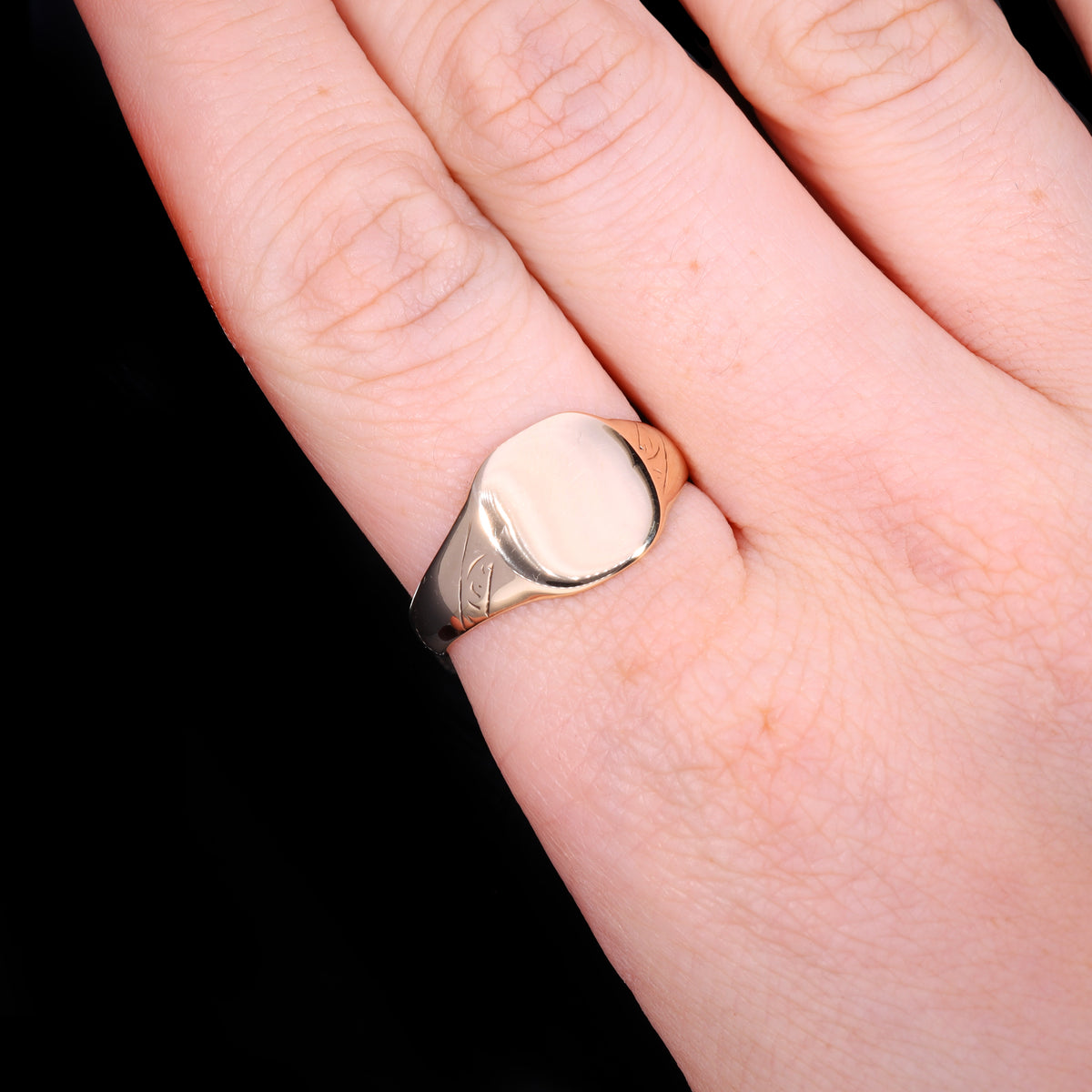 The Vintage 1971 9ct Gold Engraved Shoulder Signet Ring