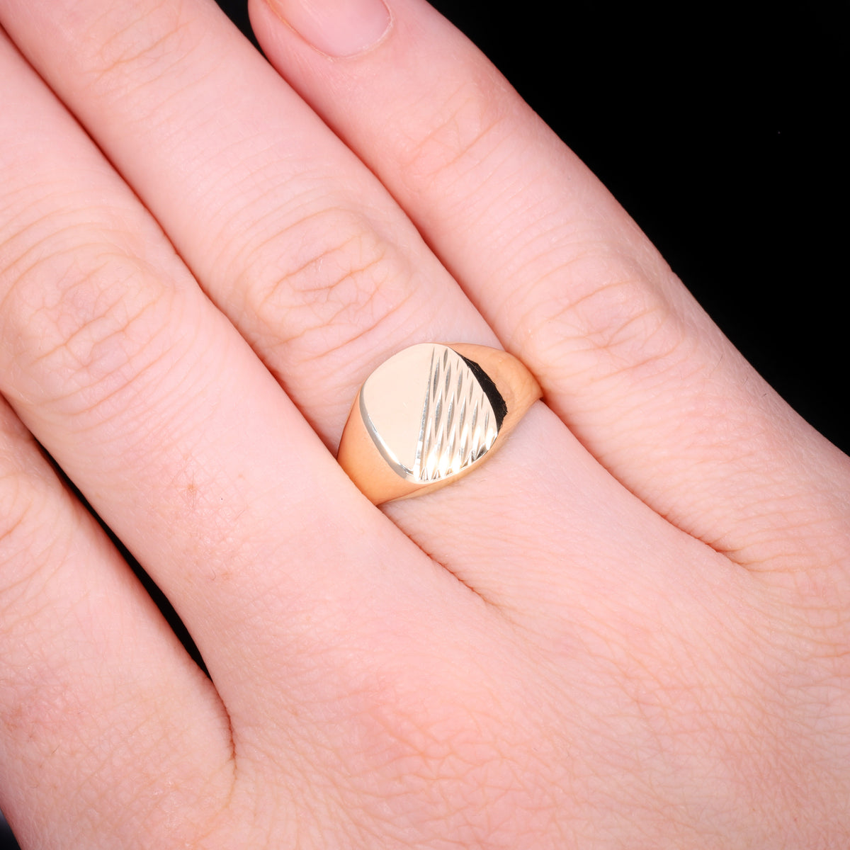 The Vintage 1986 Diagonal Pattern Signet Ring