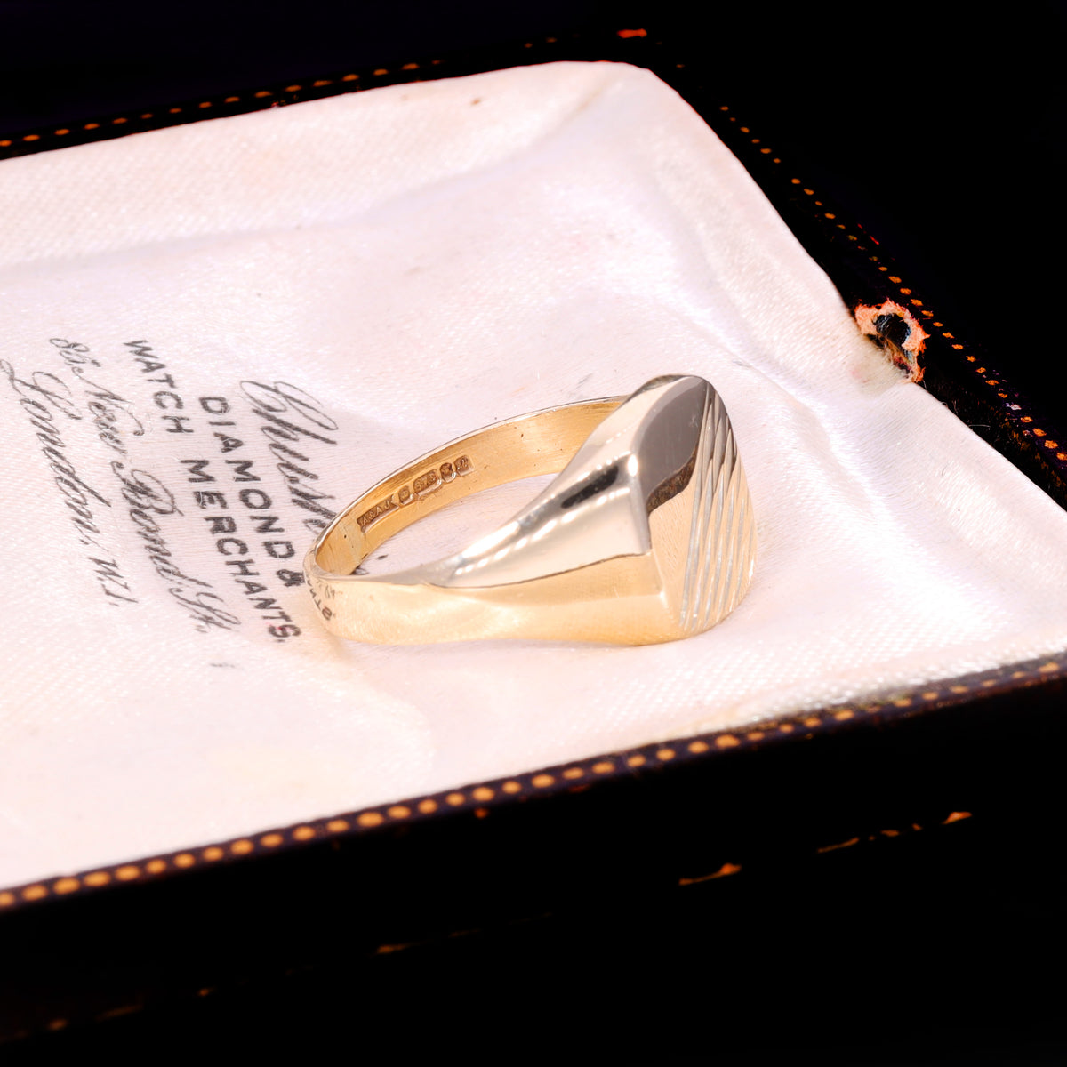 The Vintage 1986 Diagonal Pattern Signet Ring