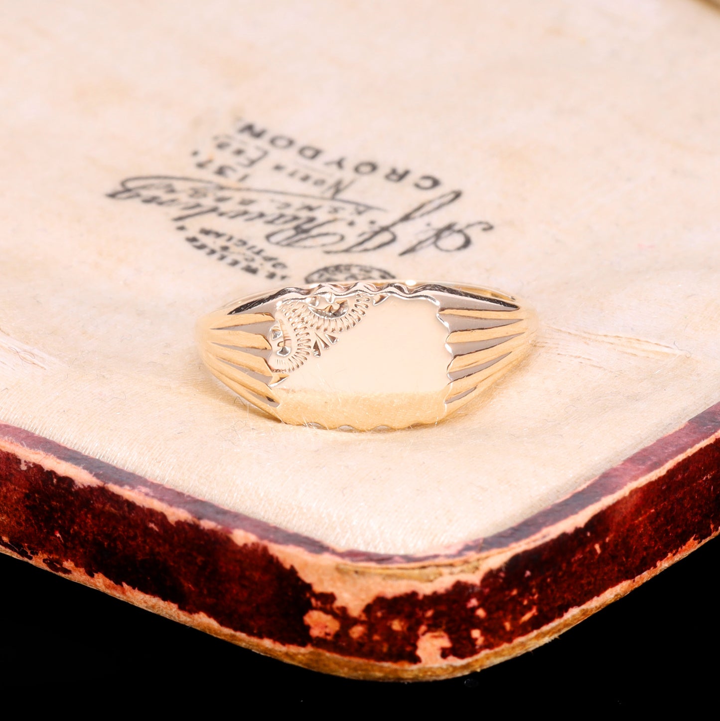 The Vintage 1986 Lined Shoulder Scalloped Edge Signet Ring