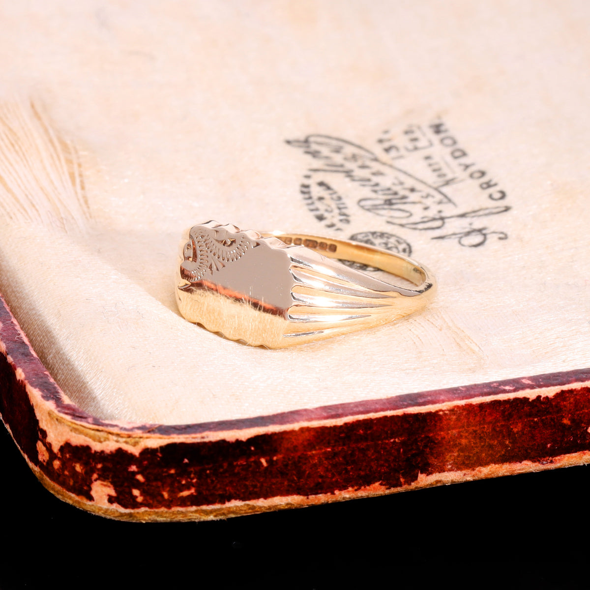 The Vintage 1986 Lined Shoulder Scalloped Edge Signet Ring