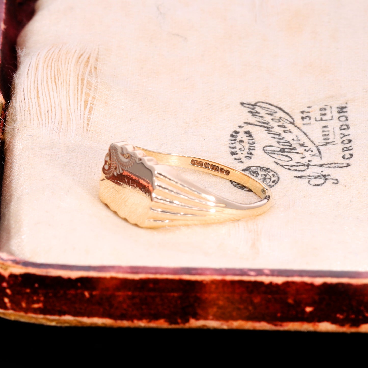 The Vintage 1986 Lined Shoulder Scalloped Edge Signet Ring