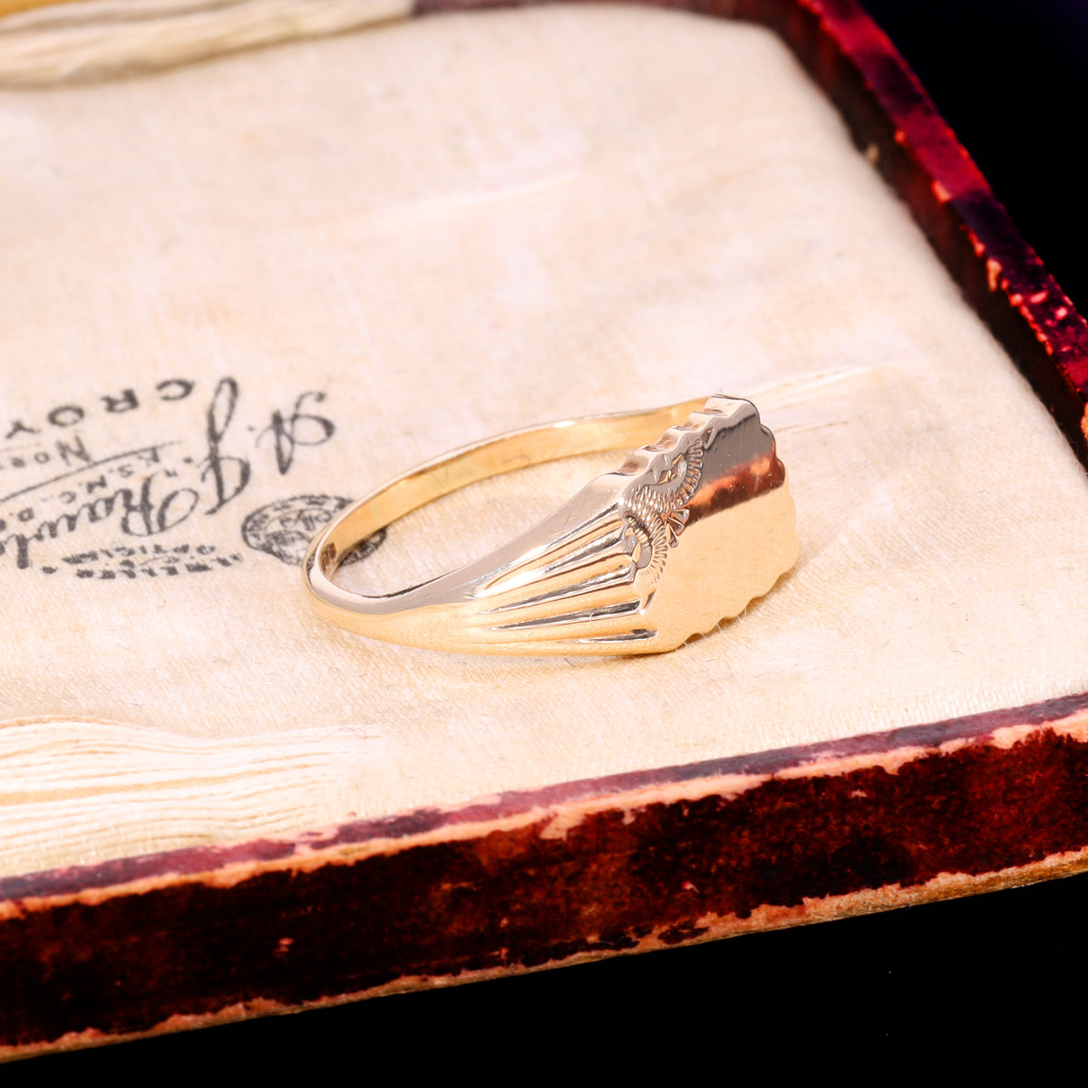 The Vintage 1986 Lined Shoulder Scalloped Edge Signet Ring