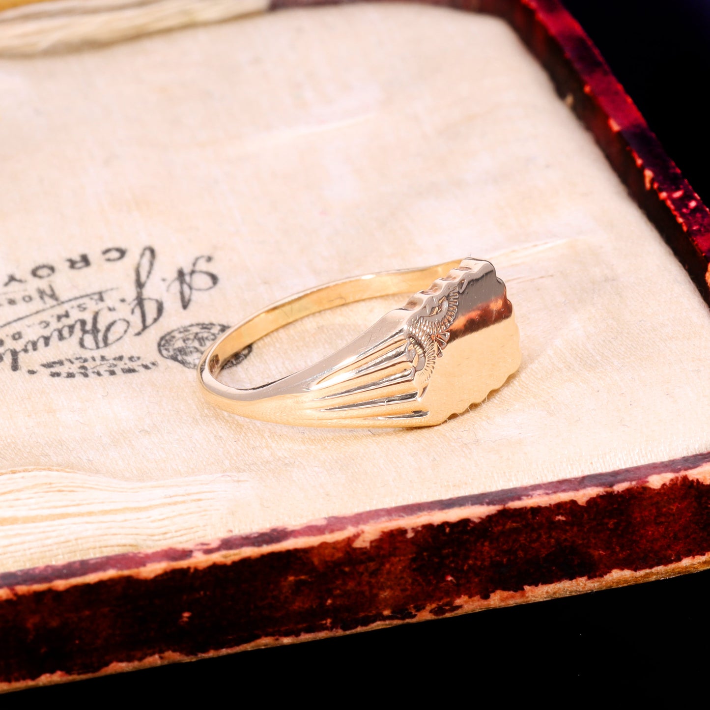 The Vintage 1986 Lined Shoulder Scalloped Edge Signet Ring