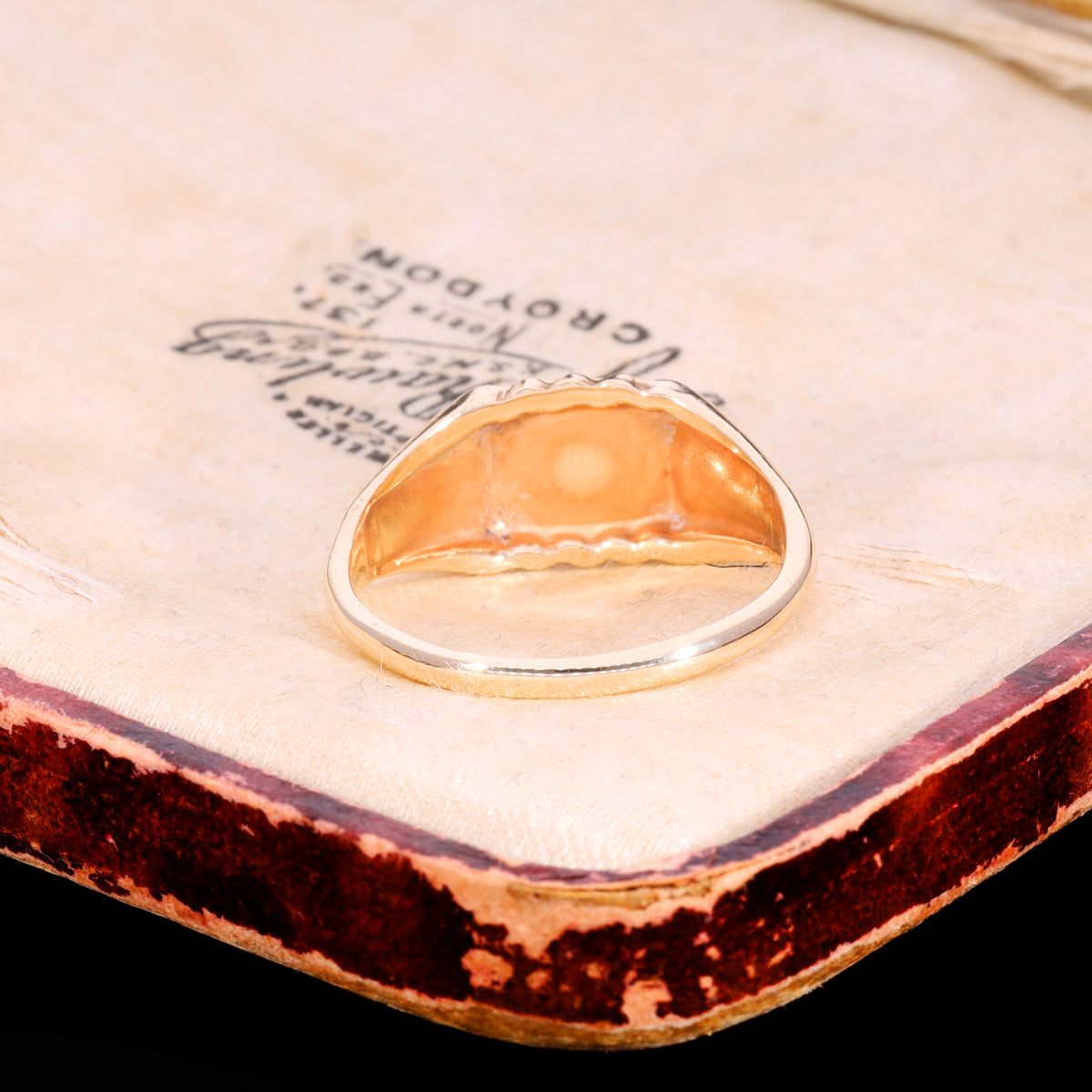 The Vintage 1986 Lined Shoulder Scalloped Edge Signet Ring