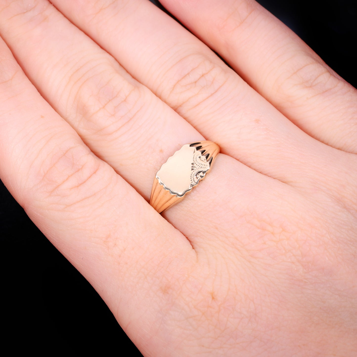The Vintage 1986 Lined Shoulder Scalloped Edge Signet Ring