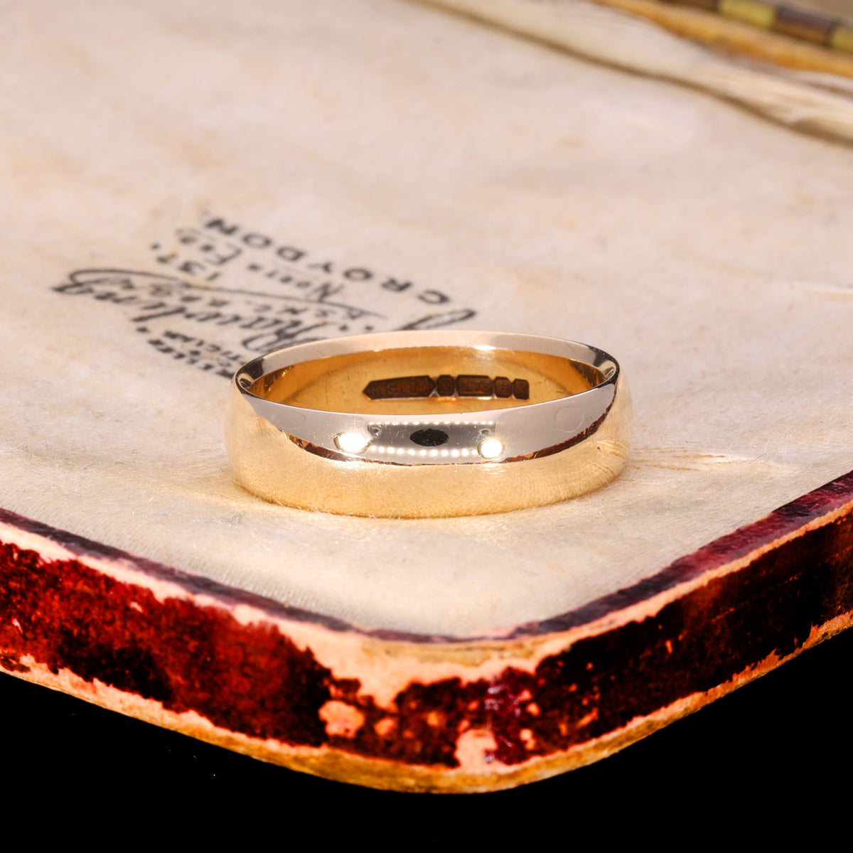 Plain D-shape profile of vintage 9ct gold wedding band, 1966