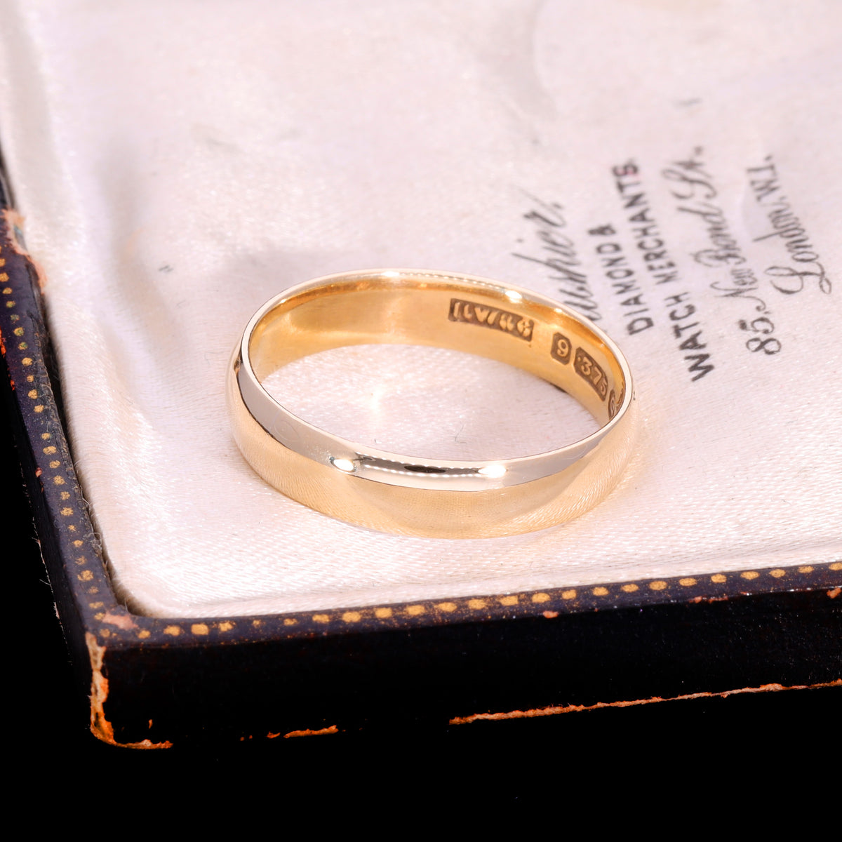 London 1960 hallmark stamps on inner band of 9ct gold wedding ring