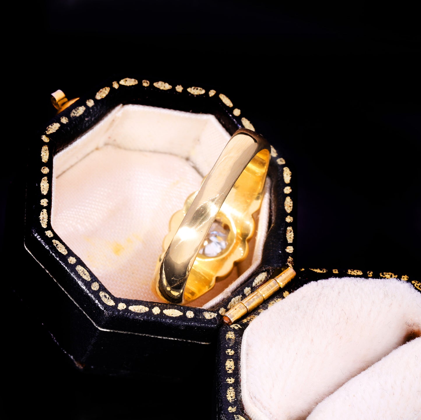 Side profile of 18ct gold diamond belcher buttercup solitaire ring