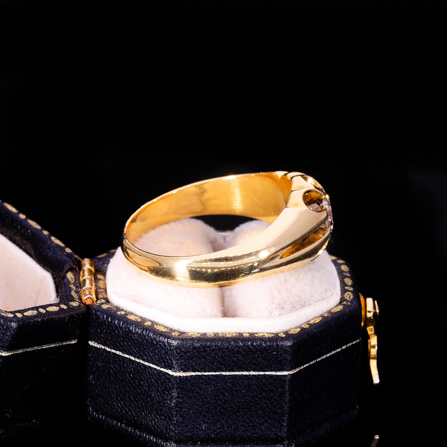 Side profile of 18ct yellow gold belcher solitaire ring showing plain band and shoulders