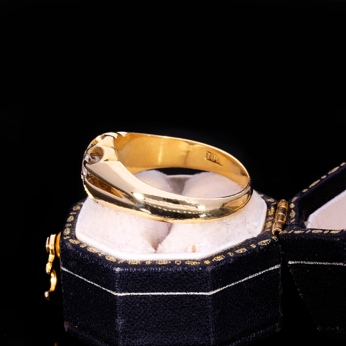 Side profile showing 18ct gold stamp on inner band shank