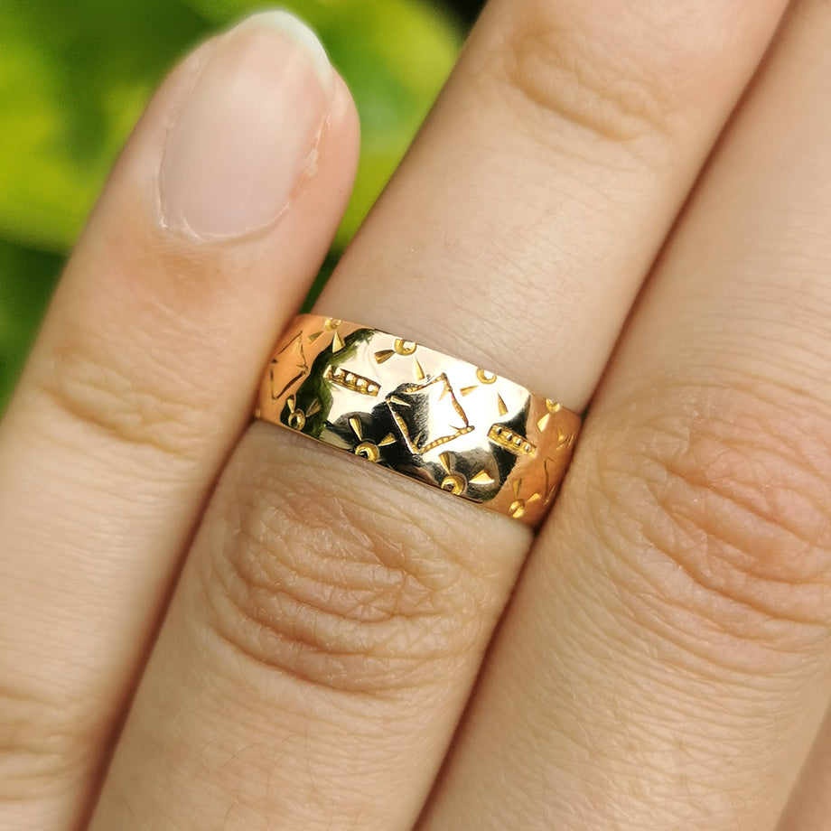 The Antique 1901 Engraved Wedding Ring - Antique Jewellers