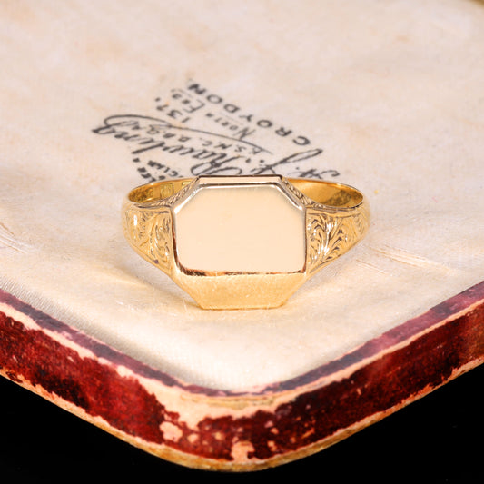 Front view of Victorian 18ct gold signet ring with engraved foliate shoulders