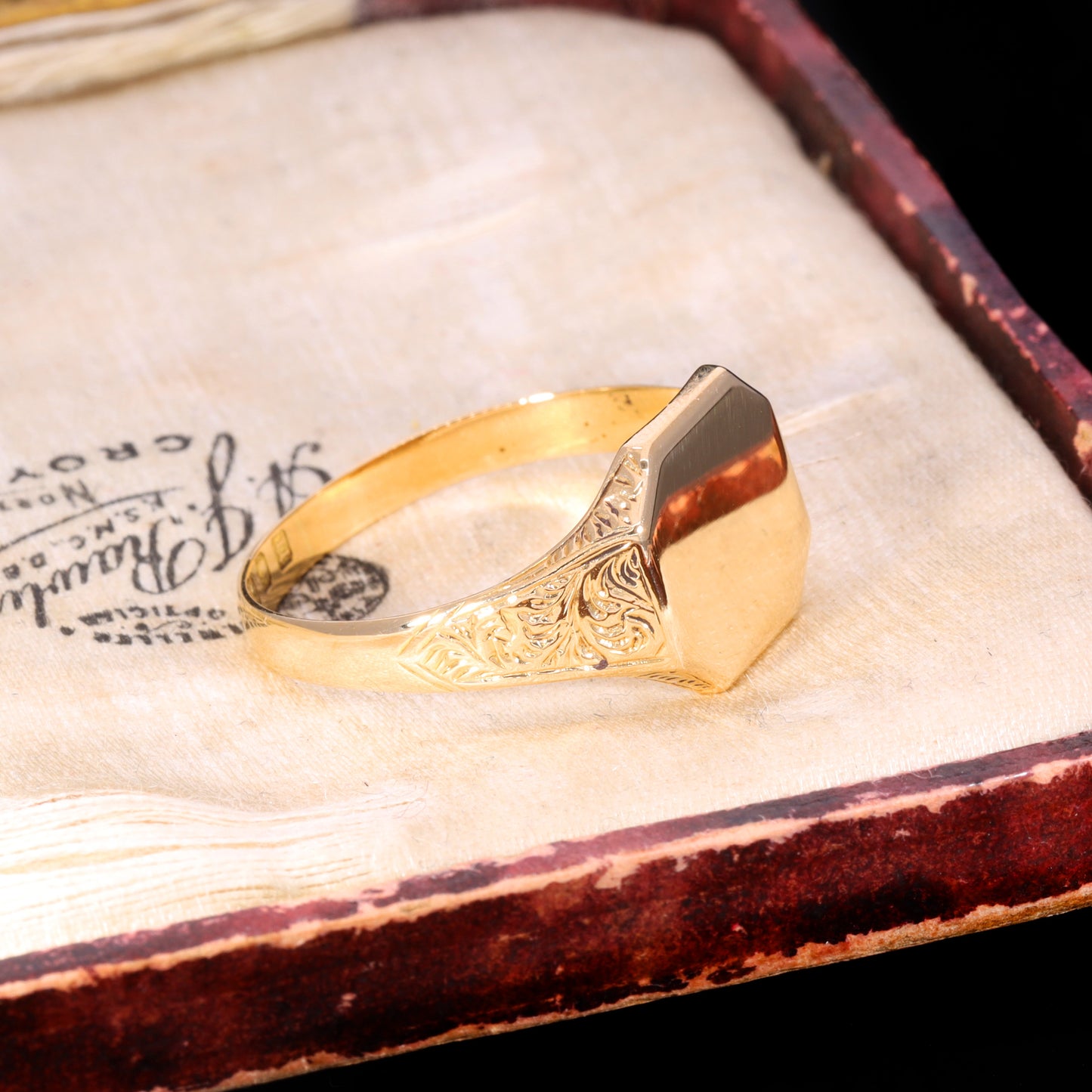 Side profile of Victorian 18ct gold signet ring showing foliate engraved shoulders